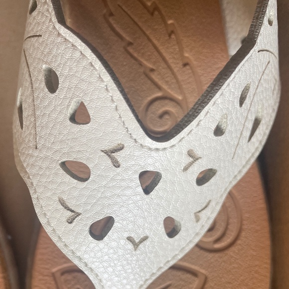 Brand New Women’s B.O.C. White Thong Sandals - Picture 2 of 5